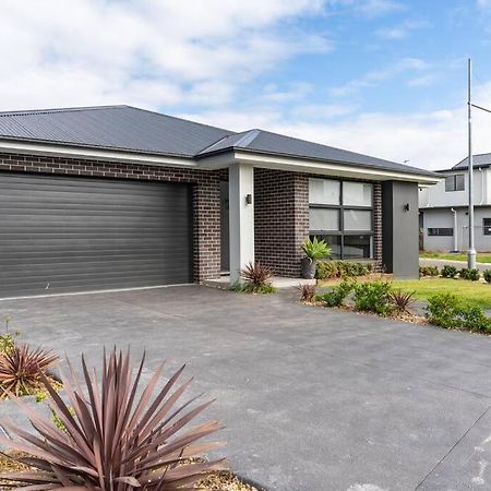 Neat 4 Bedroom In Catherine Fields Narellan エクステリア 写真