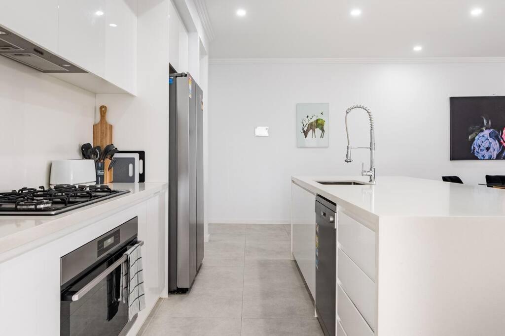 Neat 4 Bedroom In Catherine Fields Narellan エクステリア 写真