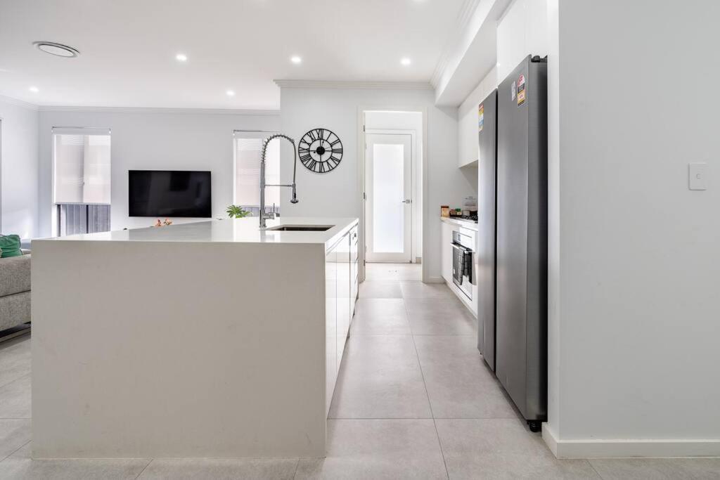 Neat 4 Bedroom In Catherine Fields Narellan エクステリア 写真