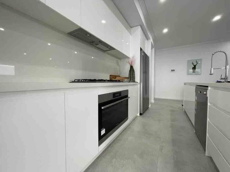 Neat 4 Bedroom In Catherine Fields Narellan エクステリア 写真