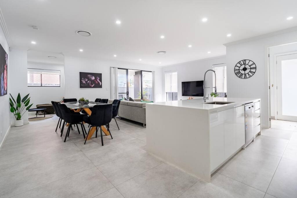 Neat 4 Bedroom In Catherine Fields Narellan エクステリア 写真