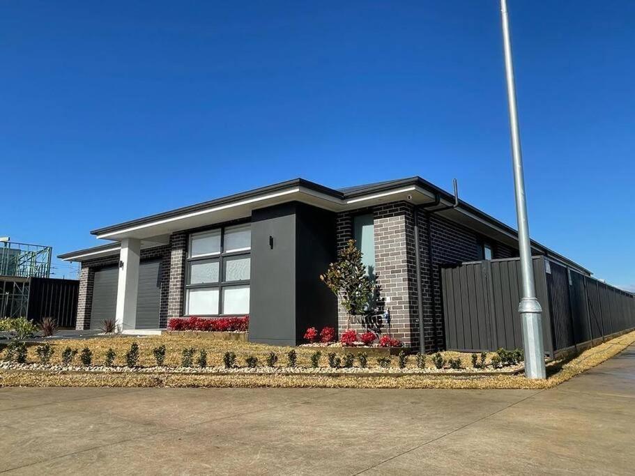 Neat 4 Bedroom In Catherine Fields Narellan エクステリア 写真