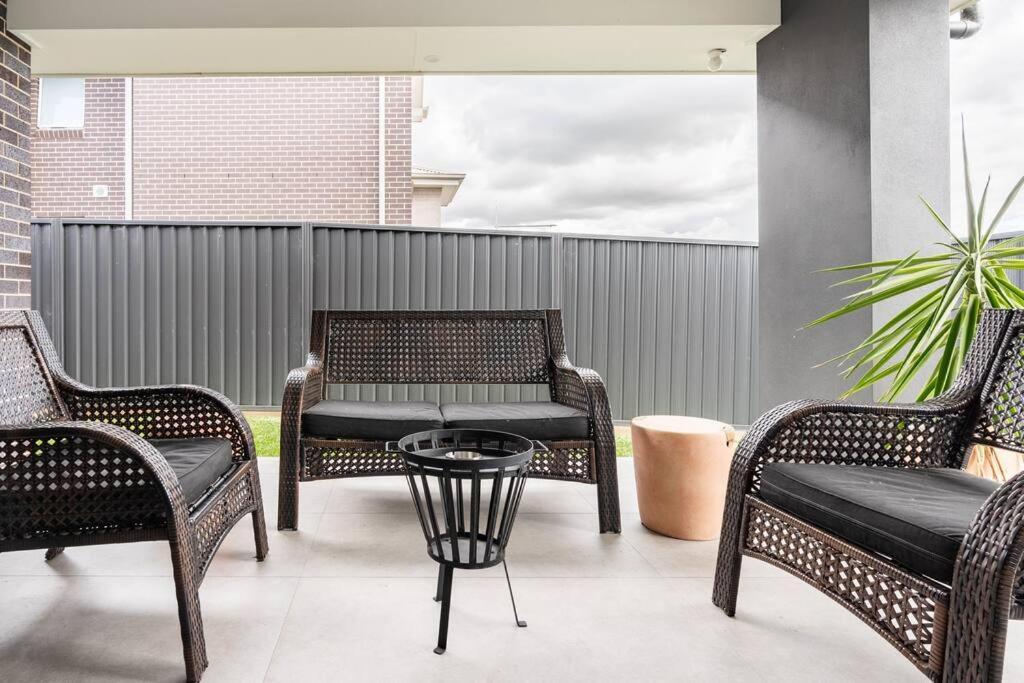 Neat 4 Bedroom In Catherine Fields Narellan エクステリア 写真