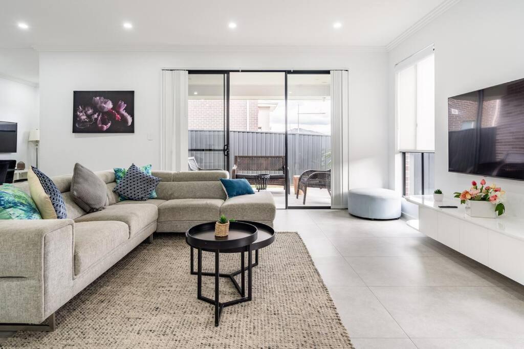 Neat 4 Bedroom In Catherine Fields Narellan エクステリア 写真