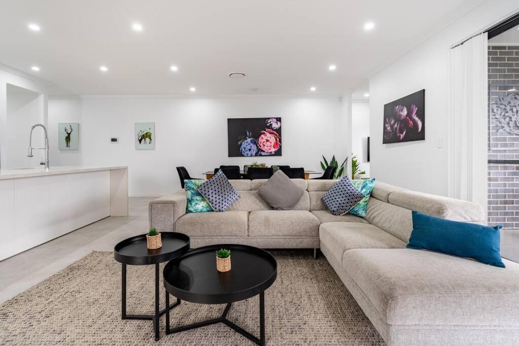 Neat 4 Bedroom In Catherine Fields Narellan エクステリア 写真