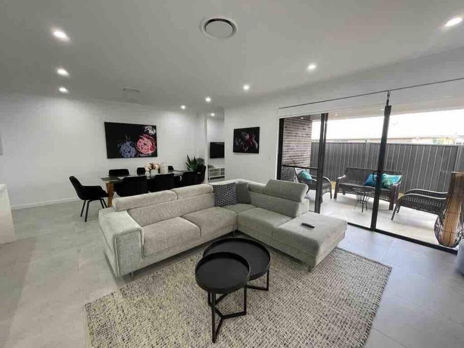 Neat 4 Bedroom In Catherine Fields Narellan エクステリア 写真