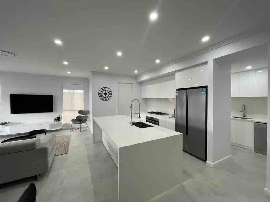 Neat 4 Bedroom In Catherine Fields Narellan エクステリア 写真