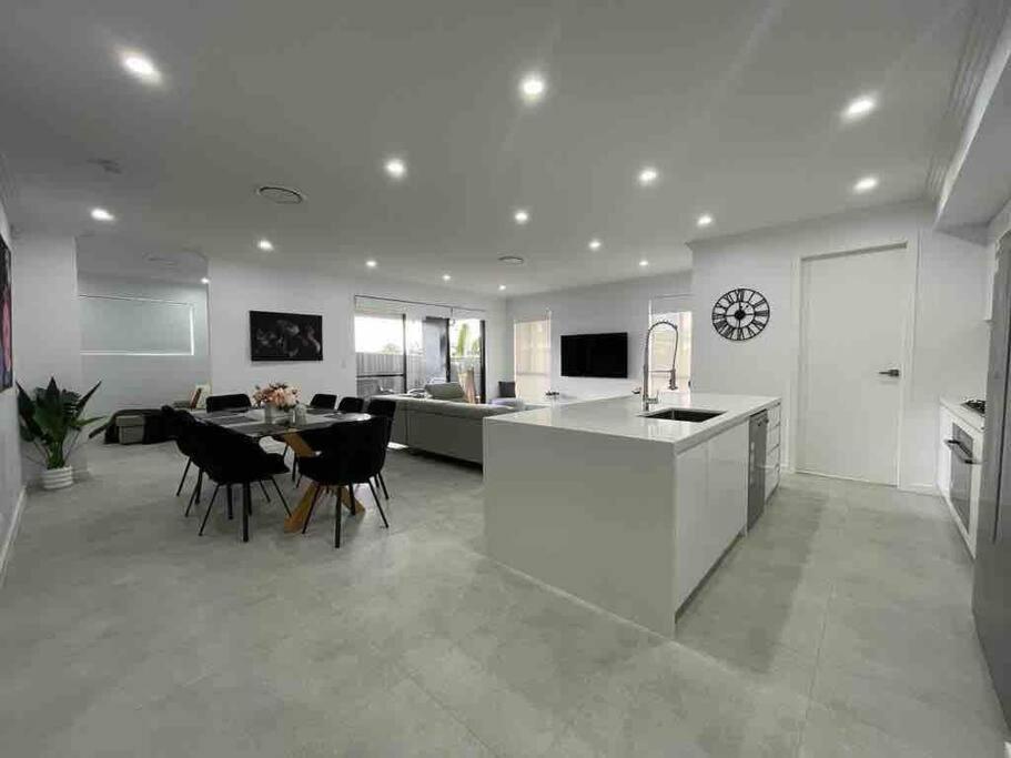 Neat 4 Bedroom In Catherine Fields Narellan エクステリア 写真