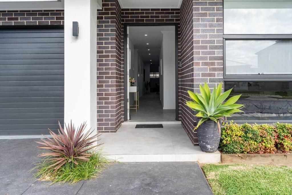 Neat 4 Bedroom In Catherine Fields Narellan エクステリア 写真