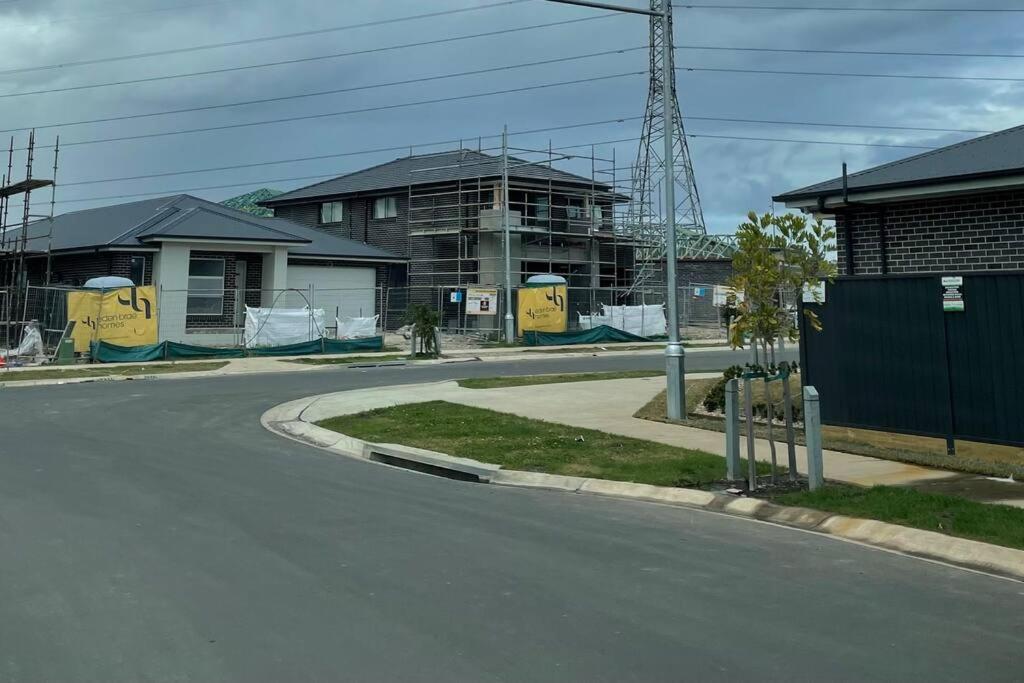 Neat 4 Bedroom In Catherine Fields Narellan エクステリア 写真