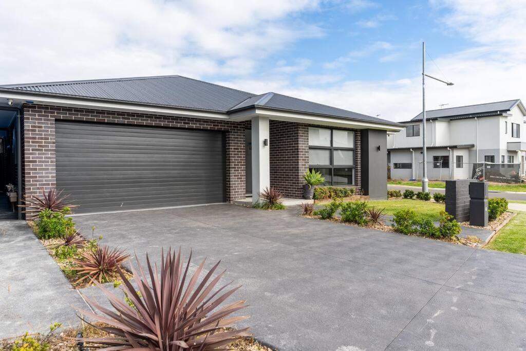 Neat 4 Bedroom In Catherine Fields Narellan エクステリア 写真